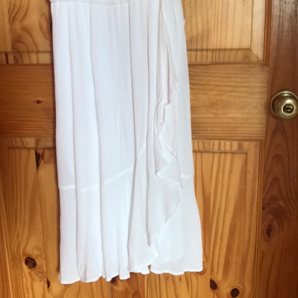 🆕 White Ruffle Dress - Picture 3 of 5